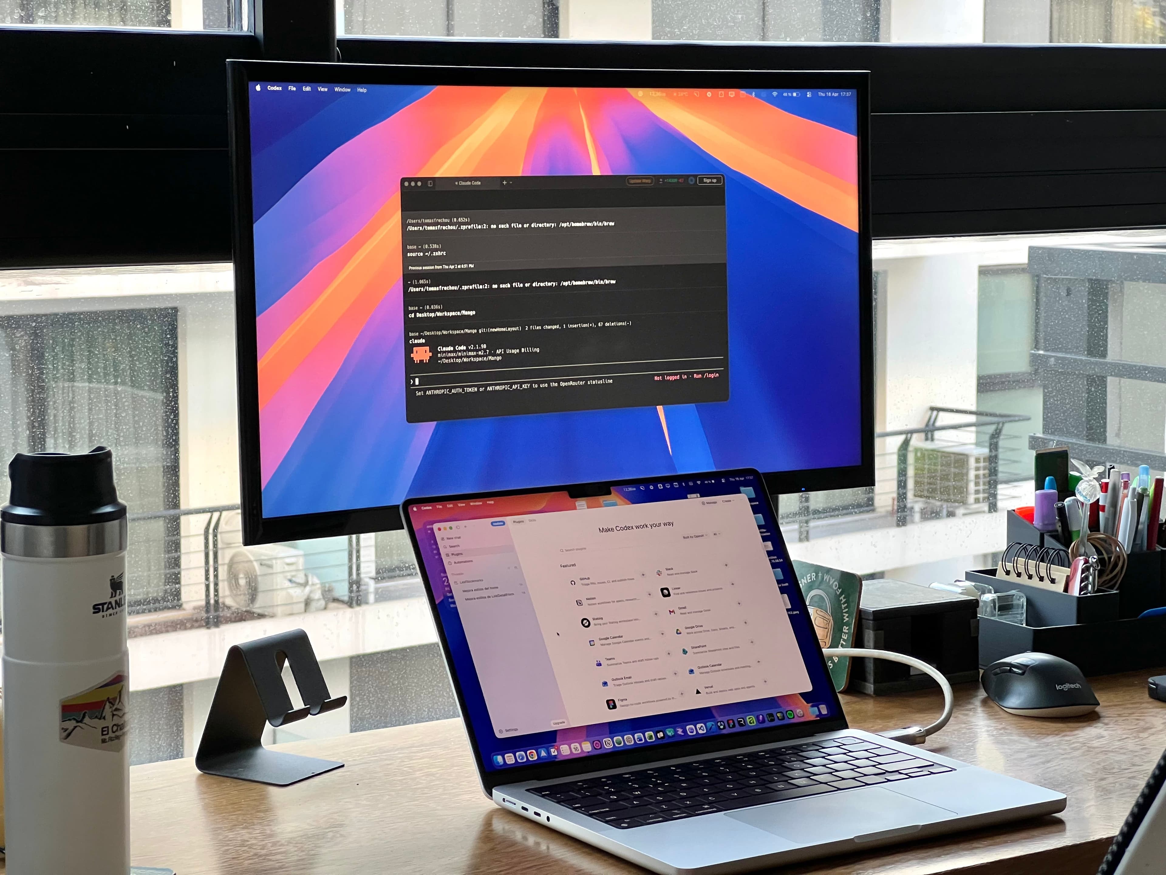 Escritorio con una laptop y un monitor ejecutando herramientas de desarrollo con AI